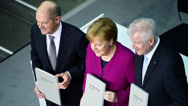 Kanzlerin Merkel, CSU-Chef Seehofer (r) und der damalige kommissarische SPD-Vorsitzende Scholz präsentieren den Koalitionsvertrag. Kanzlerin Merkel, CSU-Chef Seehofer (r) und der damalige kommissarische SPD-Vorsitzende Scholz präsentieren den Koalitionsvertrag.