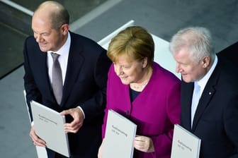 Kanzlerin Merkel, CSU-Chef Seehofer (r) und der damalige kommissarische SPD-Vorsitzende Scholz präsentieren den Koalitionsvertrag.