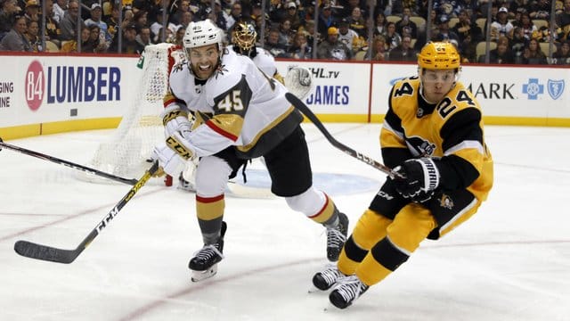 Dominik Kahun (r) kassierte mit den Pittsburgh Penguins eine Heimniederlage.