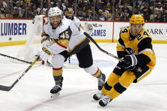 Dominik Kahun (r) kassierte mit den Pittsburgh Penguins eine Heimniederlage.