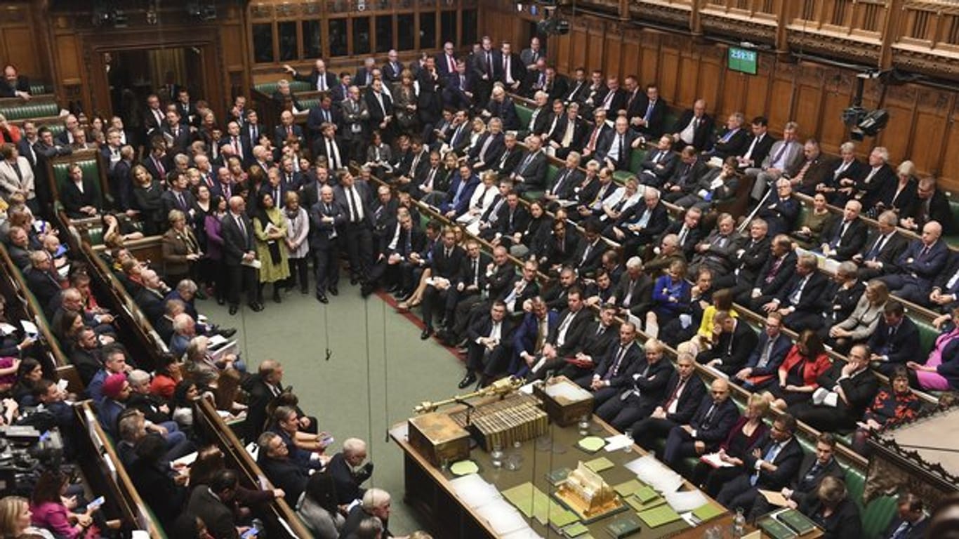Abgeordnete sitzen im britischen Unterhaus und debattieren über den Brexit.