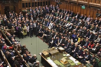 Abgeordnete sitzen im britischen Unterhaus und debattieren über den Brexit.