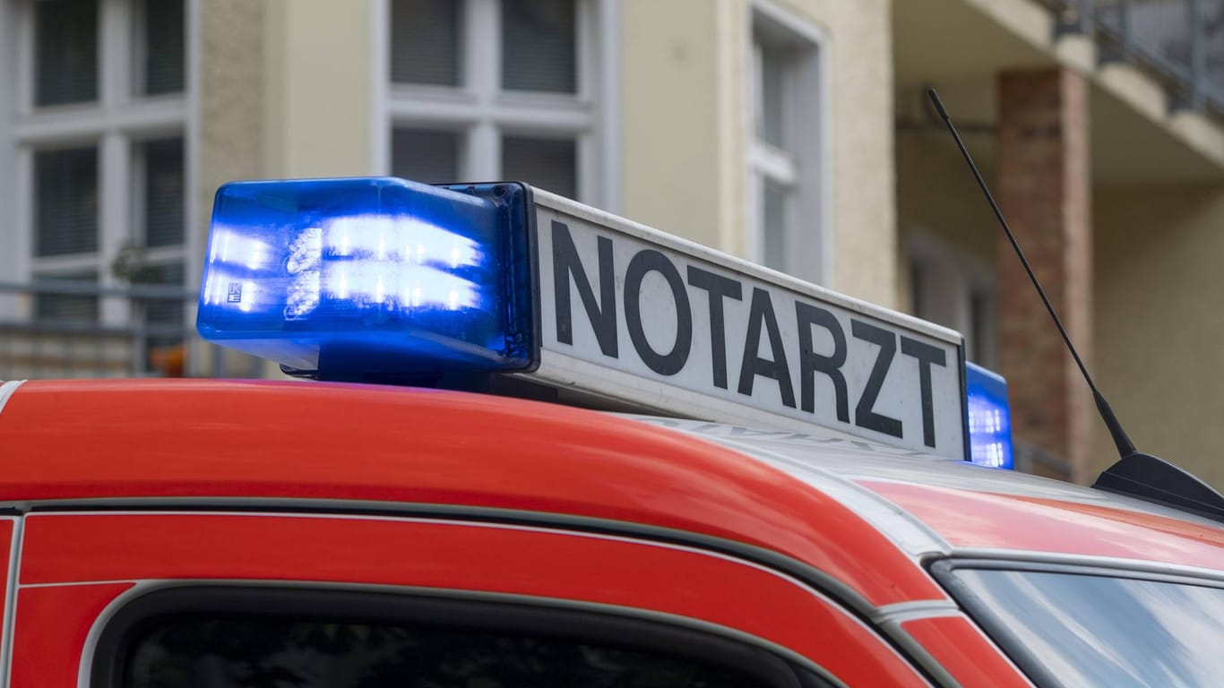 Notarztwagen: In Sachsen-Anhalt sind bei einem Unfall zwei Menschen gestorben. (Symbolbild)