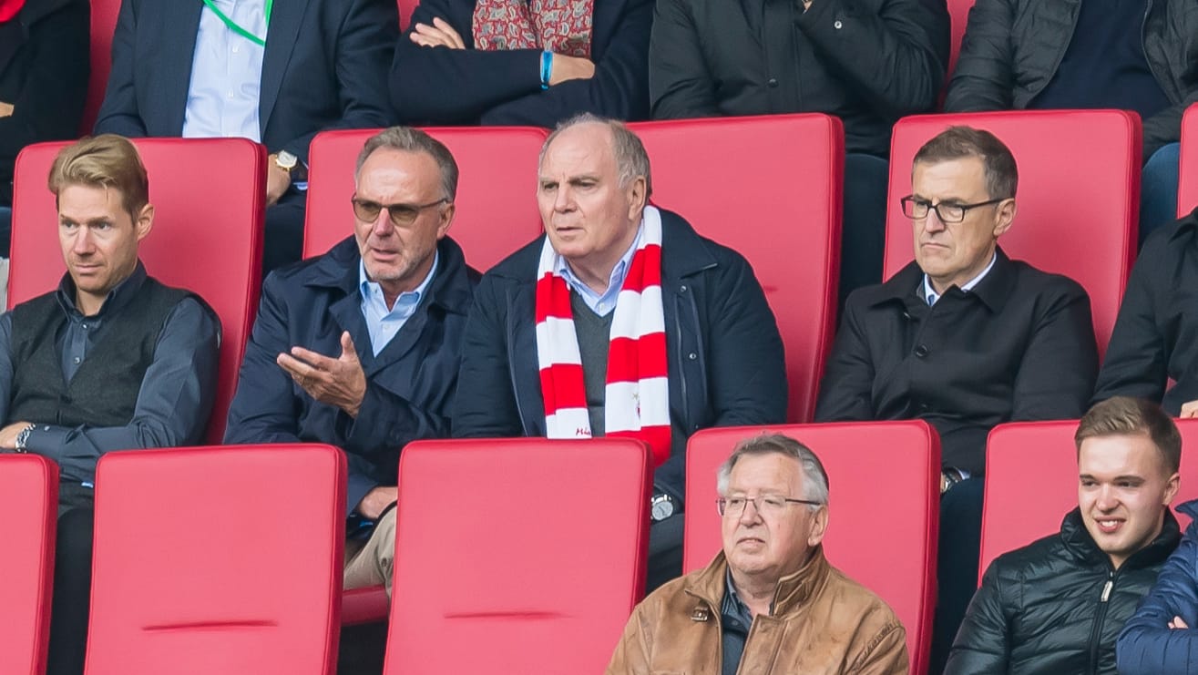 Für Karl-Heinz Rummenigge (2.v.l.) und Uli Hoeneß (3.v.l.) war das Spiel in Augsburg keine Augenweide.