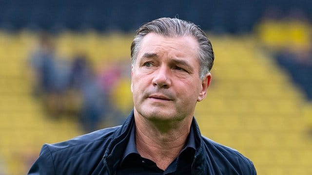 Michael Zorc hält die Diskussionen um Trainer Lucien Favre für "Kinderkram. Michael Zorc hält die Diskussionen um Trainer Lucien Favre für "Kinderkram.