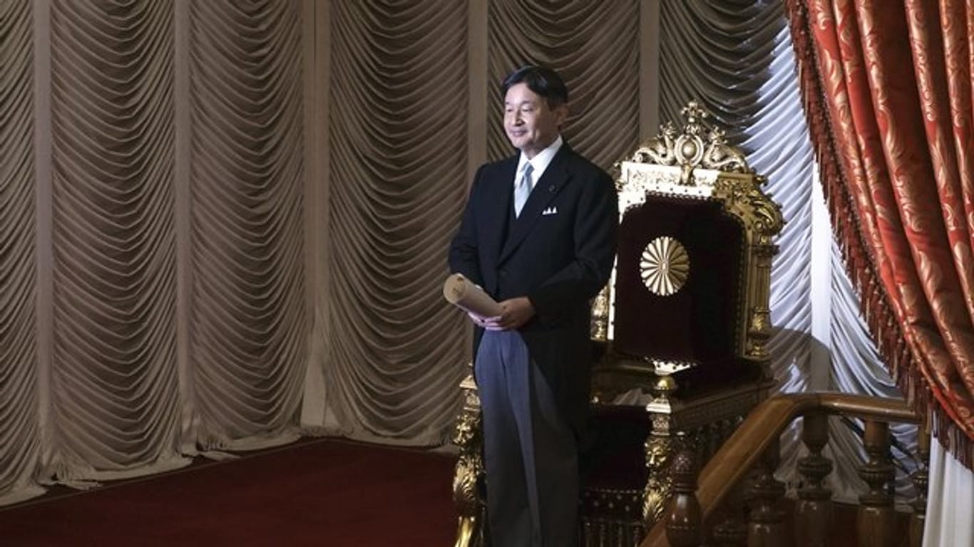 Zwischen Tradition und Moderne: Japans Kaiser Naruhito.