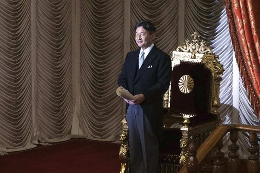 Zwischen Tradition und Moderne: Japans Kaiser Naruhito.