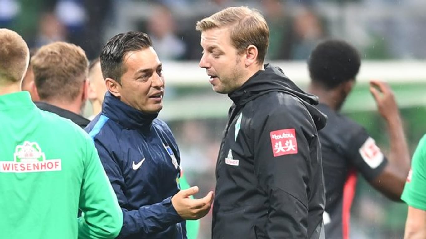Werder-Trainer Florian Kohfeldt (r) und Hertha-Coach Ante Covic gaben sich entspannt.