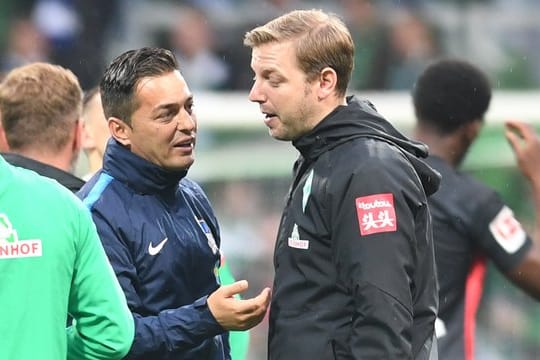 Werder-Trainer Florian Kohfeldt (r) und Hertha-Coach Ante Covic gaben sich entspannt.