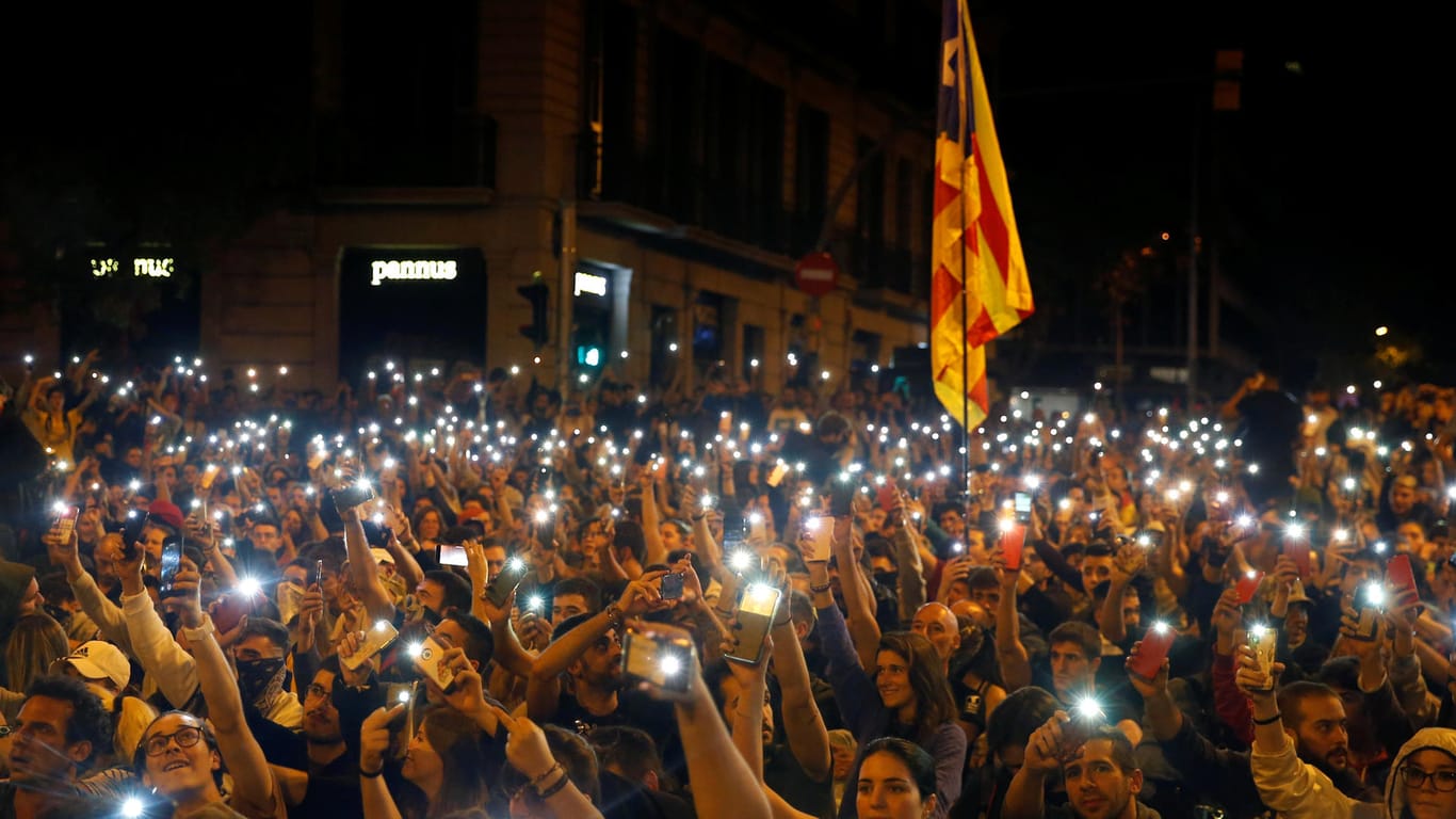Proteste in Barcelona: 6.000 Menschen demonstrierten gegen lange Haftstrafen für die Anführer der Unabhängigkeitsbewegung.
