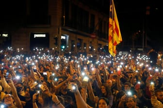 Proteste in Barcelona: 6.000 Menschen demonstrierten gegen lange Haftstrafen für die Anführer der Unabhängigkeitsbewegung.