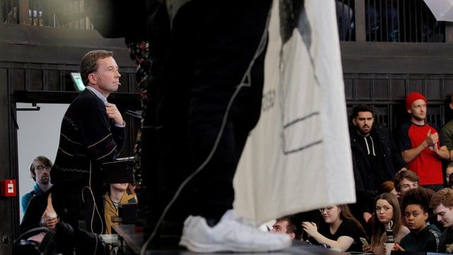 Bernd Lucke versucht in einem Hörsaal der Uni Hamburg seine Antritts-Vorlesung zu halten.