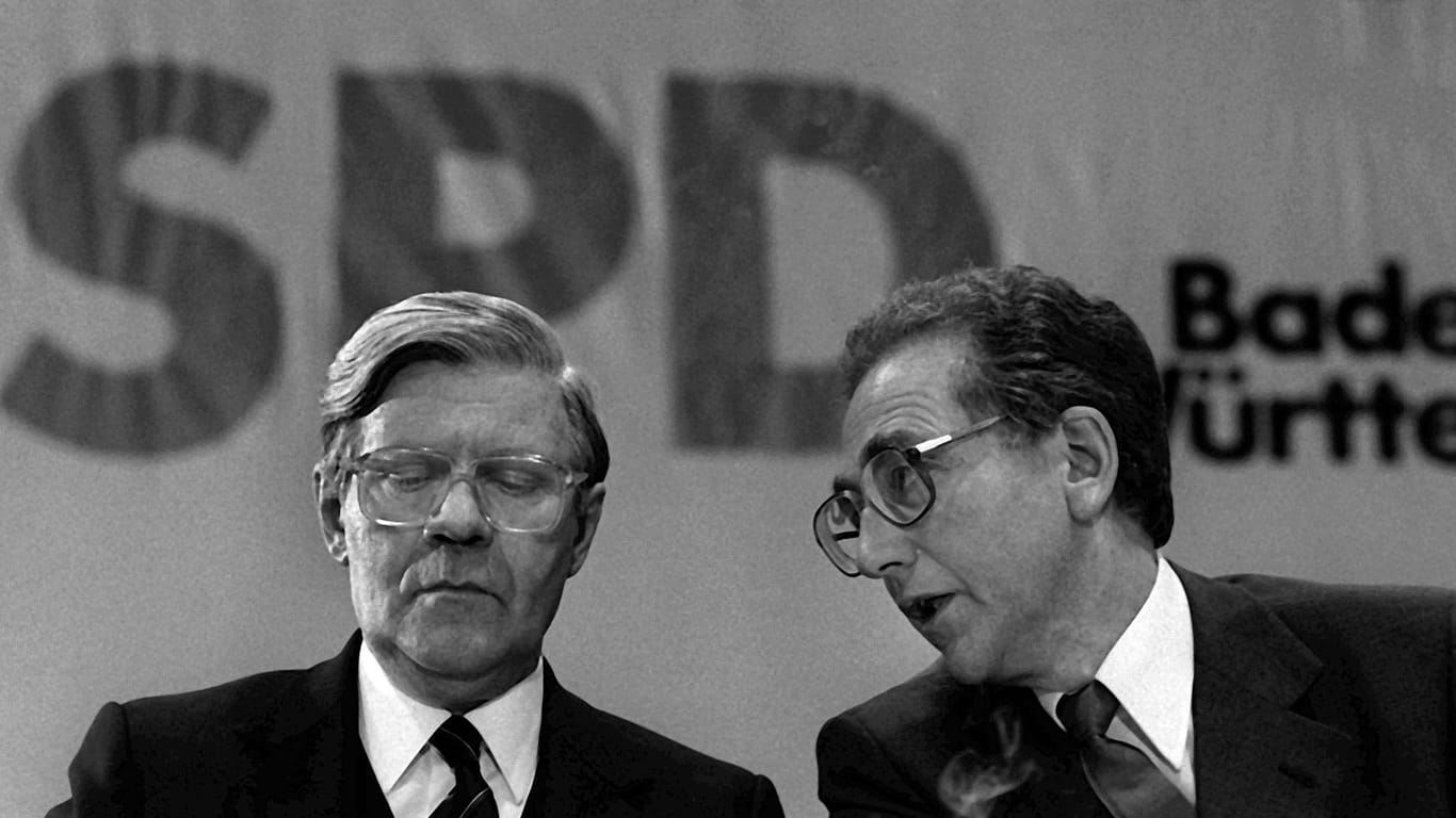1980: Der damalige Bundeskanzler Helmut Schmidt (l.) und Erhard Eppler, damals SPD-Landesvorsitzender in Baden-Württemberg.