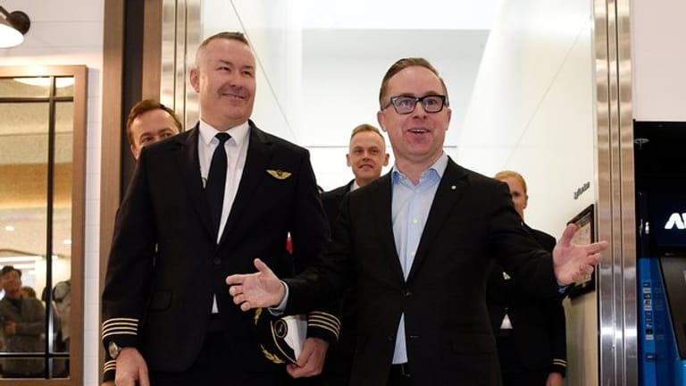 Kapitän Sean Golding (l) und Qantas-CEO Alan Joyce nach der Landung am Sydney International Airport an.