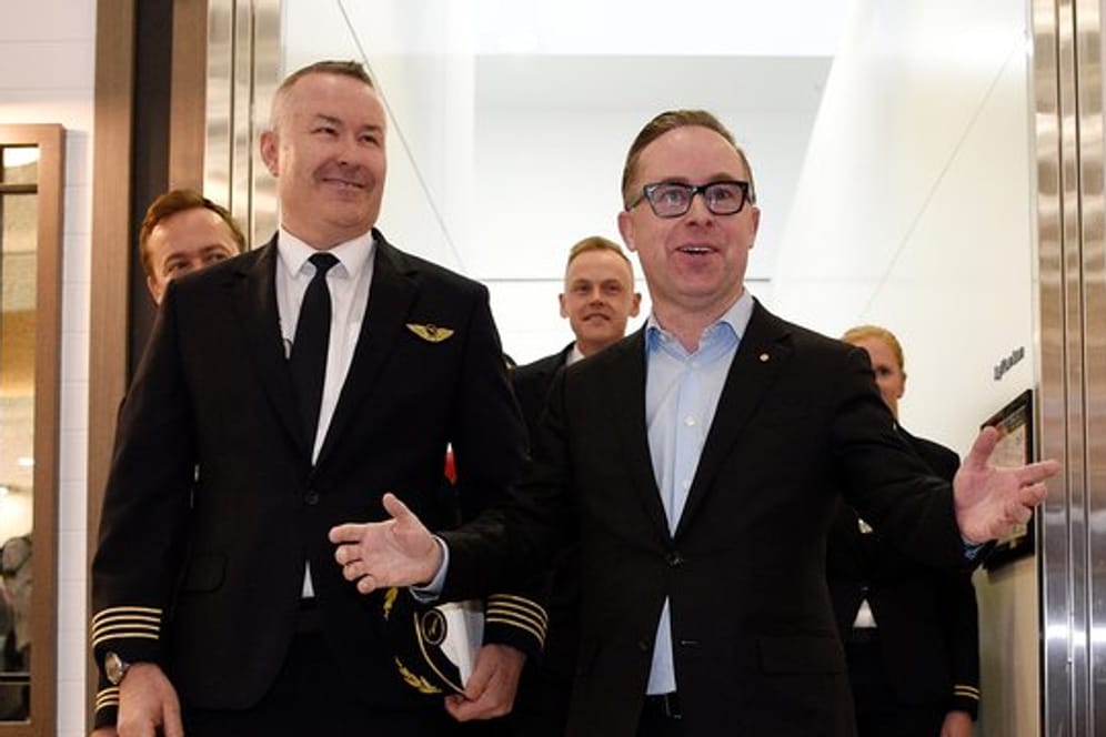 Kapitän Sean Golding (l) und Qantas-CEO Alan Joyce nach der Landung am Sydney International Airport an.