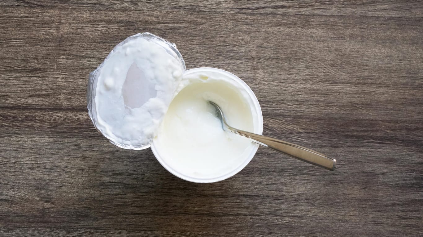 Geöffneter Joghurt: In einigen Produkten des Herstellers Zott könnten sich Schimmelkeime befinden. (Symbolbild)
