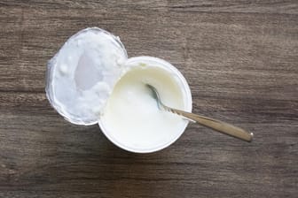 Geöffneter Joghurt: In einigen Produkten des Herstellers Zott könnten sich Schimmelkeime befinden. (Symbolbild)