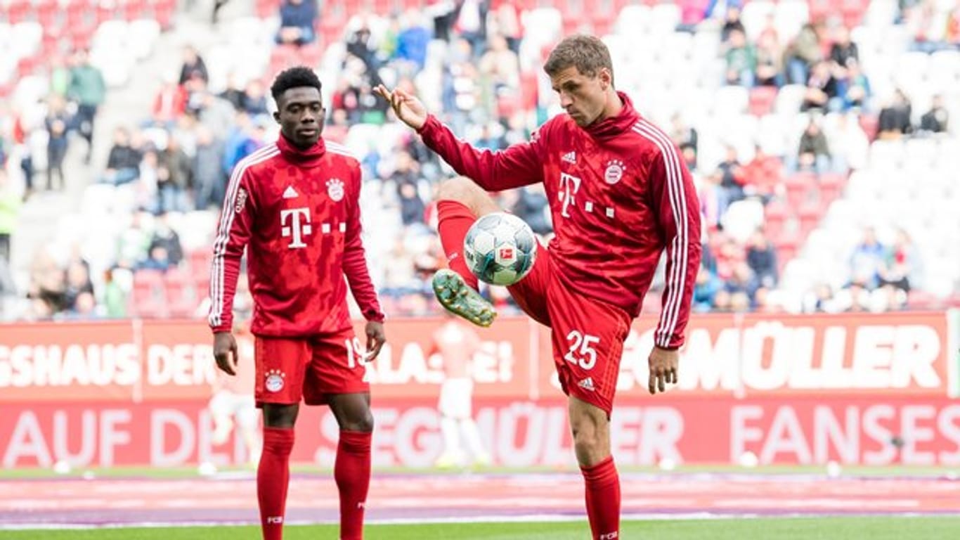 Zum sechsten Mal nacheinander stand Thomas Müller (r) beim FC Bayern in einem Pflichtspiel nicht in der Startelf.