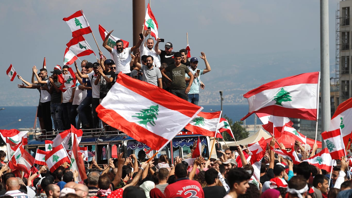 Demonstranten in Beirut: Im Libanon protestieren Zehntausende gegen die Regierung.