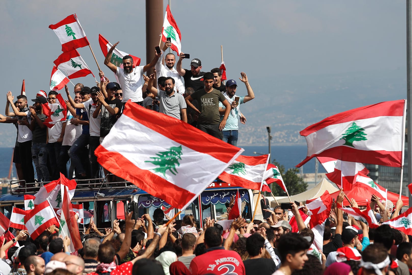 Demonstranten in Beirut: Im Libanon protestieren Zehntausende gegen die Regierung.