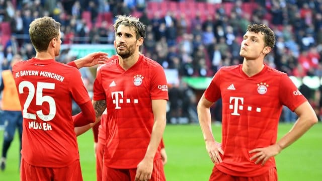 Rat los: Thomas Müller, Javi Martinez und Benjamin Pavard (l-r) nach dem 2:2 in Augsburg.