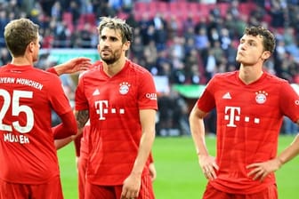 Rat los: Thomas Müller, Javi Martinez und Benjamin Pavard (l-r) nach dem 2:2 in Augsburg.