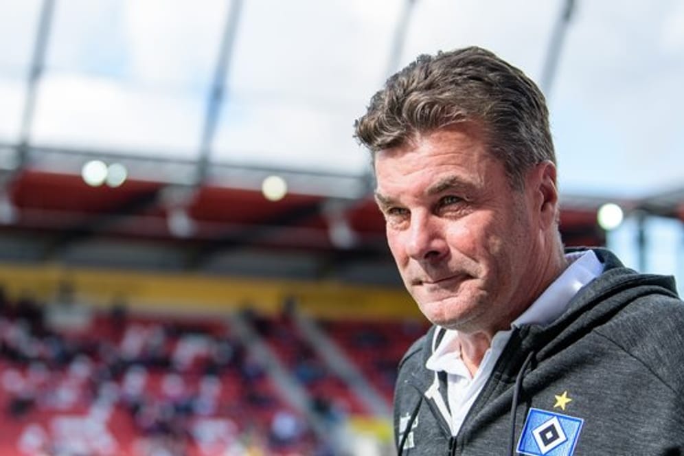 Will dne Druck von seinen Spielern halten: HSV-Coach Dieter Hecking.