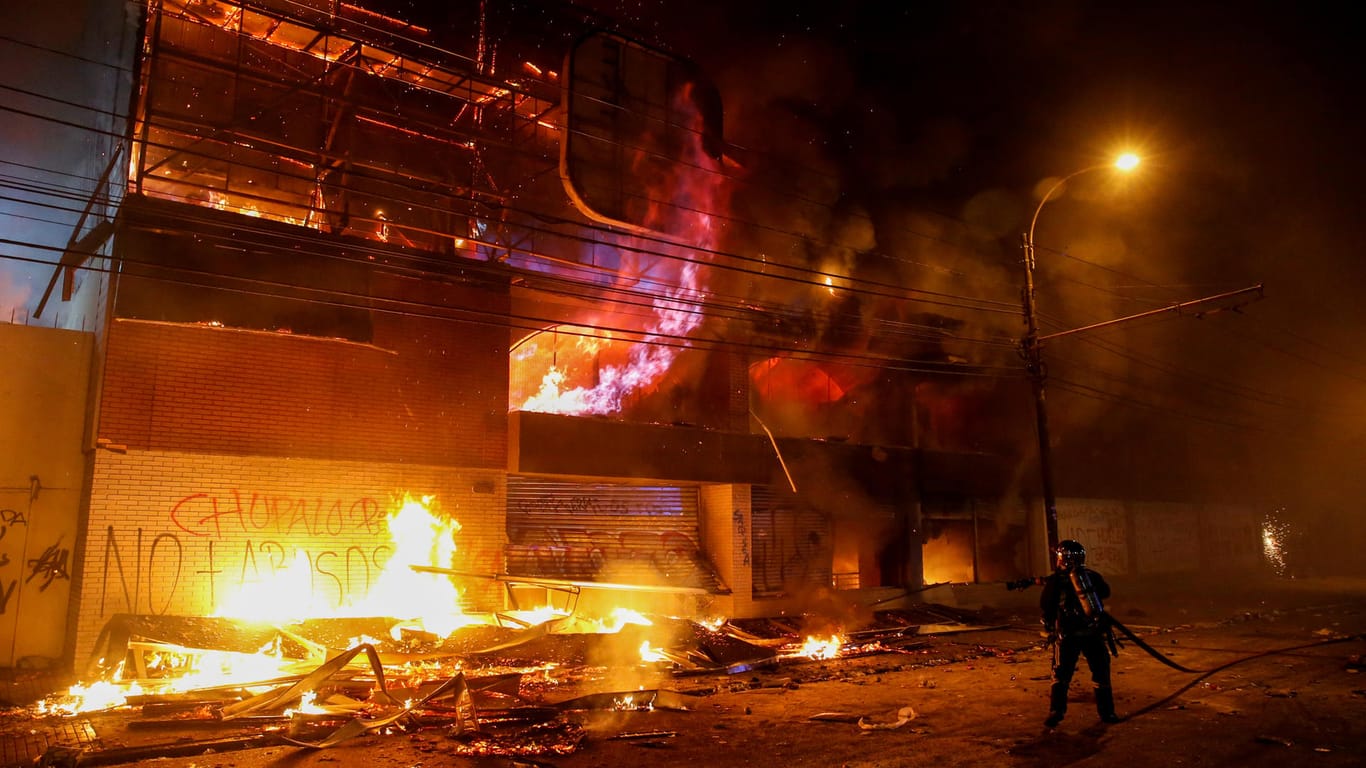 Brennender Supermarkt in Valparaíso: Auch in der Küstenstadt gibt es heftige Ausschtreitungen bei Protesten gegen die Regierung; bei einem Supermarktbranden in der Hauptstadt Santiago starben drei Menschen.