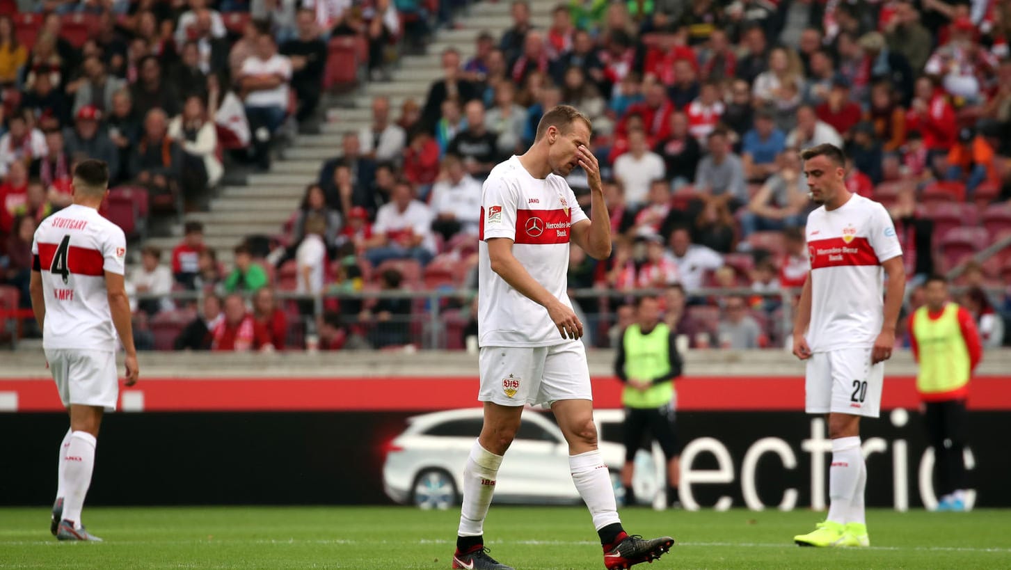 Nach Gelb-Rot: Stuttgarts Holger Badstuber (M.) musste den Platz gegen Kiel in der 53. Minute verlassen.