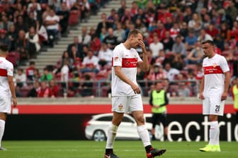 Nach Gelb-Rot: Stuttgarts Holger Badstuber (M.) musste den Platz gegen Kiel in der 53. Minute verlassen.