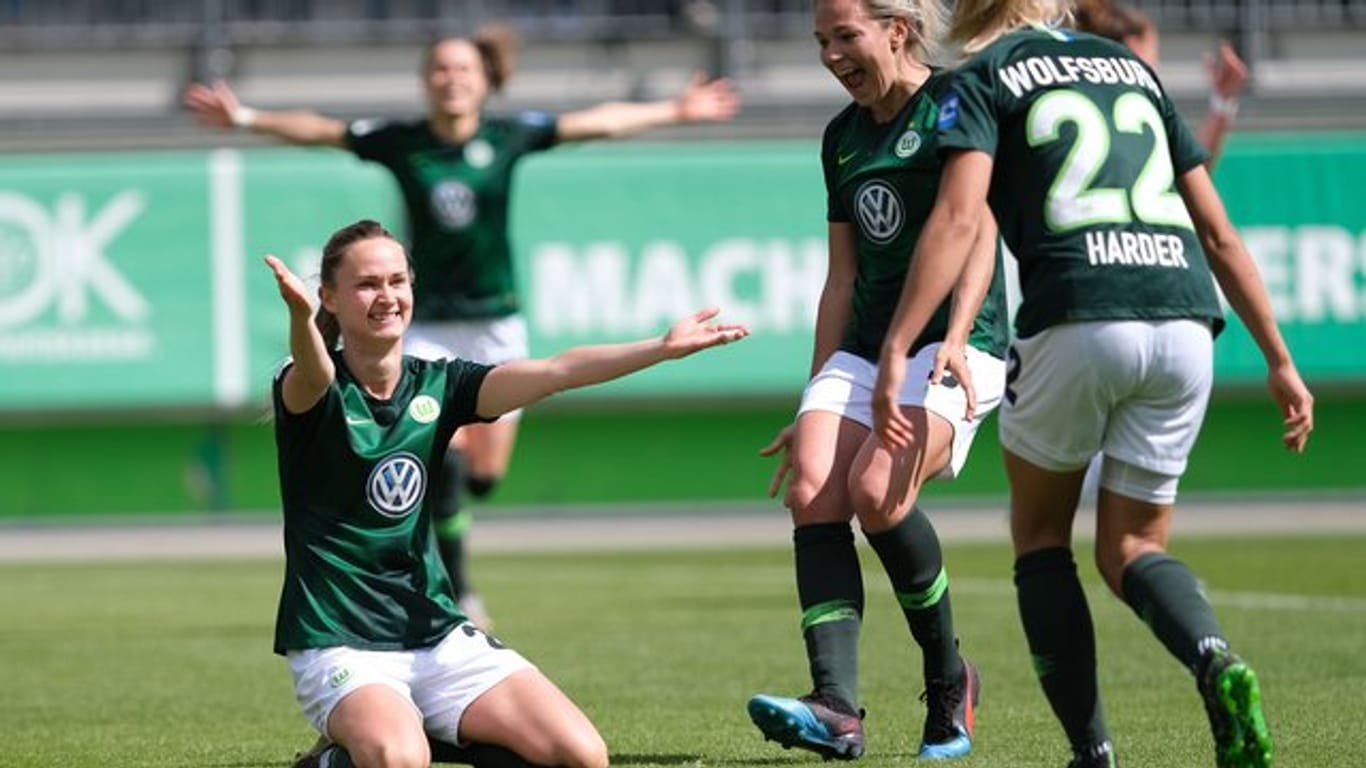Derzeit nicht zu stoppen: Wolfsburgs Pernille Harder (r) lässt sich feiern.