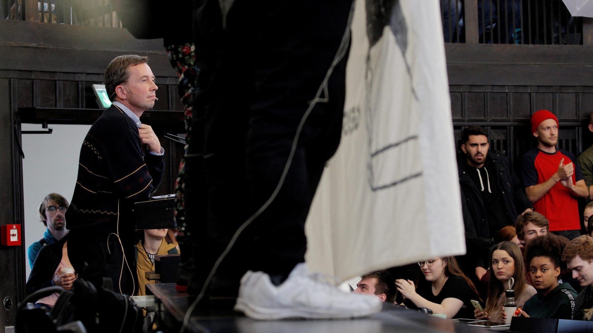 Wirtschaftswissenschaftler und AfD-Gründer Bernd Lucke (l.) an der Universität Hamburg. Wegen der Proteste im Saal konnte er nicht sprechen.