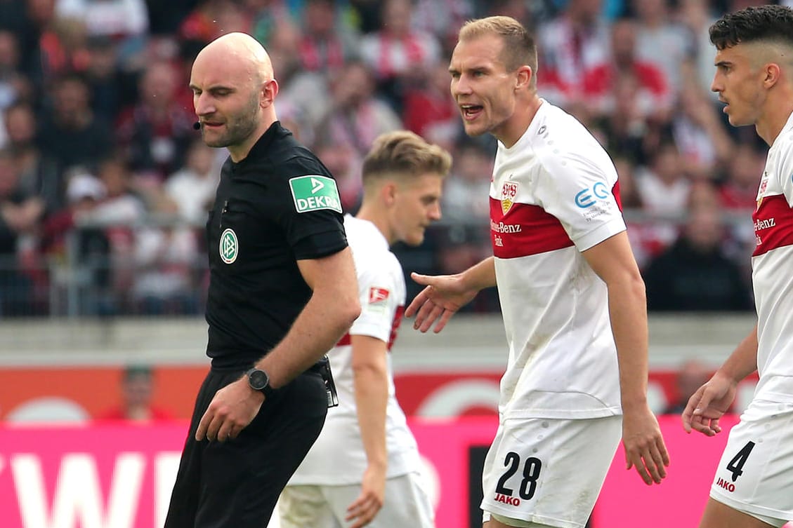 Nicht einverstanden: Holger Badstuber (3. v. l.) sagte Schiedsrichter Benedikt Kempkes (l.) nach seinem Platzverweis die Meinung.