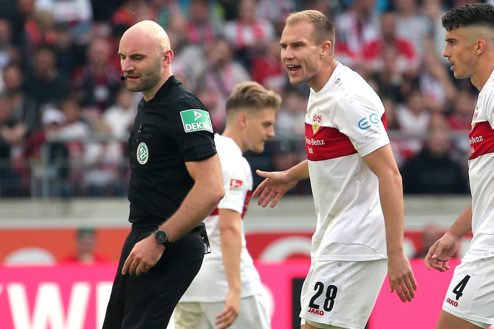 Nicht einverstanden: Holger Badstuber (3. v. l.) sagte Schiedsrichter Benedikt Kempkes (l.) nach seinem Platzverweis die Meinung.