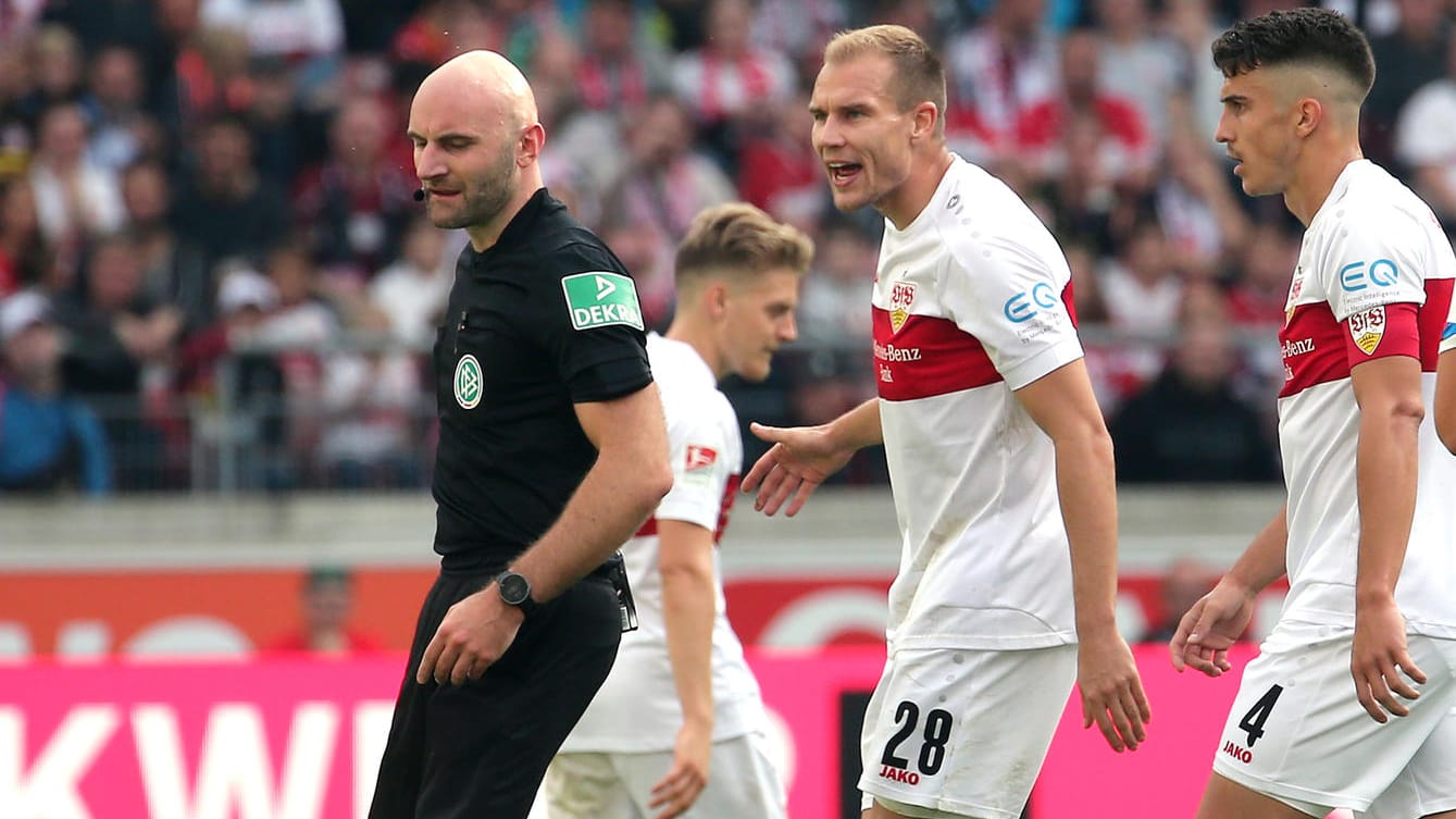 Nicht einverstanden: Holger Badstuber (3. v. l.) sagte Schiedsrichter Benedikt Kempkes (l.) nach seinem Platzverweis die Meinung.