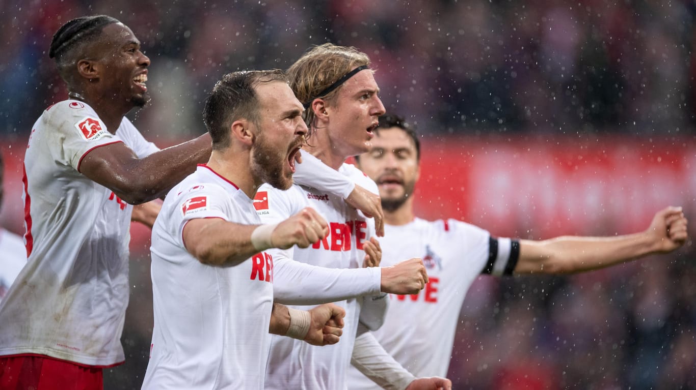 Emotionaler Jubel: Die Kölner Spieler feiern den deutlichen Heimsieg gegen den Mitaufsteiger.