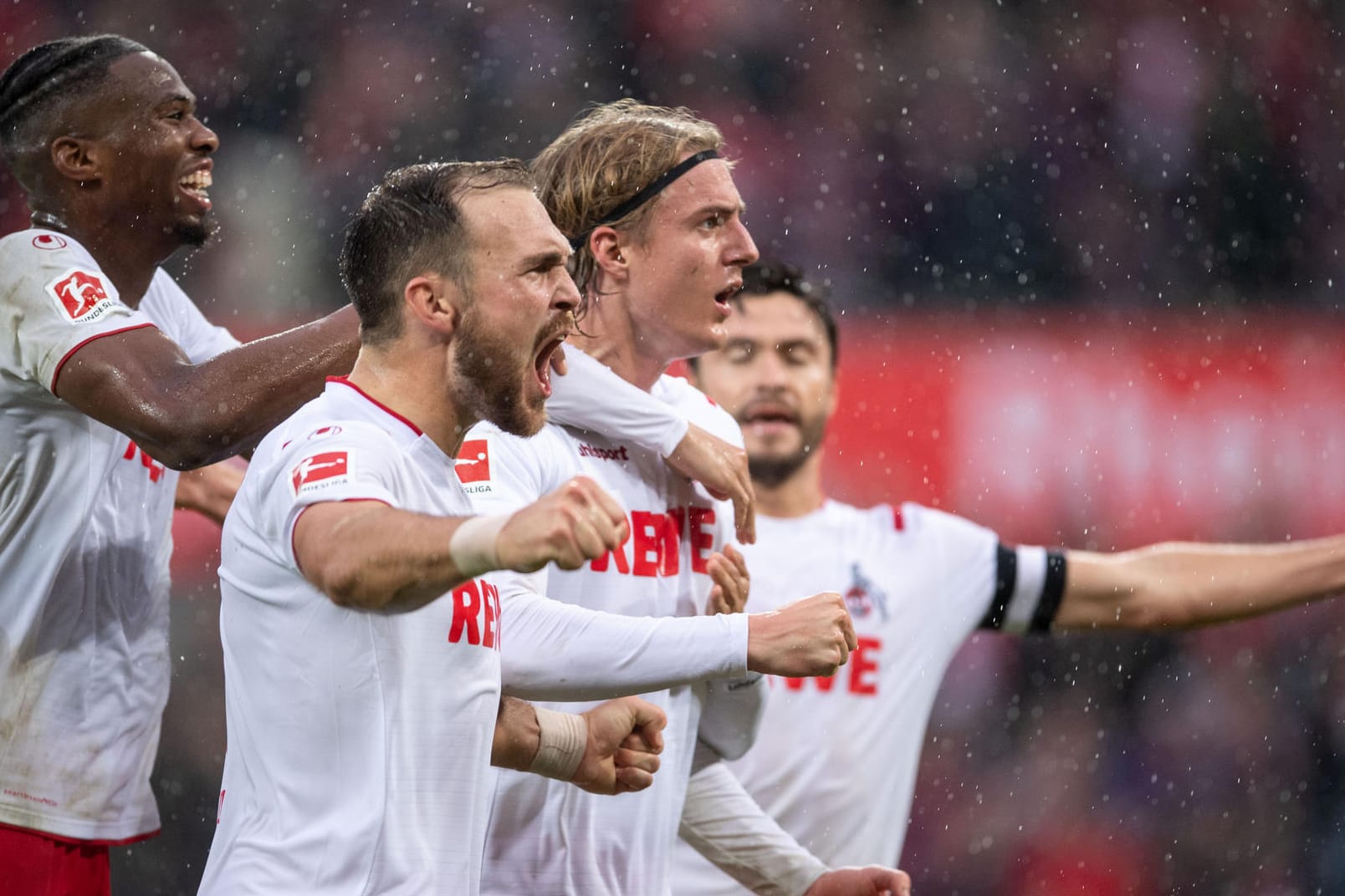 Emotionaler Jubel: Die Kölner Spieler feiern den deutlichen Heimsieg gegen den Mitaufsteiger.