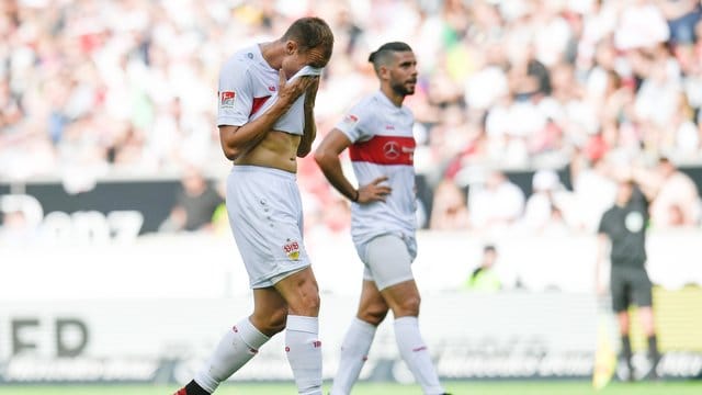 Beschimpfte nach seiner Ampelkarte auch noch den Schiedsrichter: Stuttgarts Holger Badstuber (l).