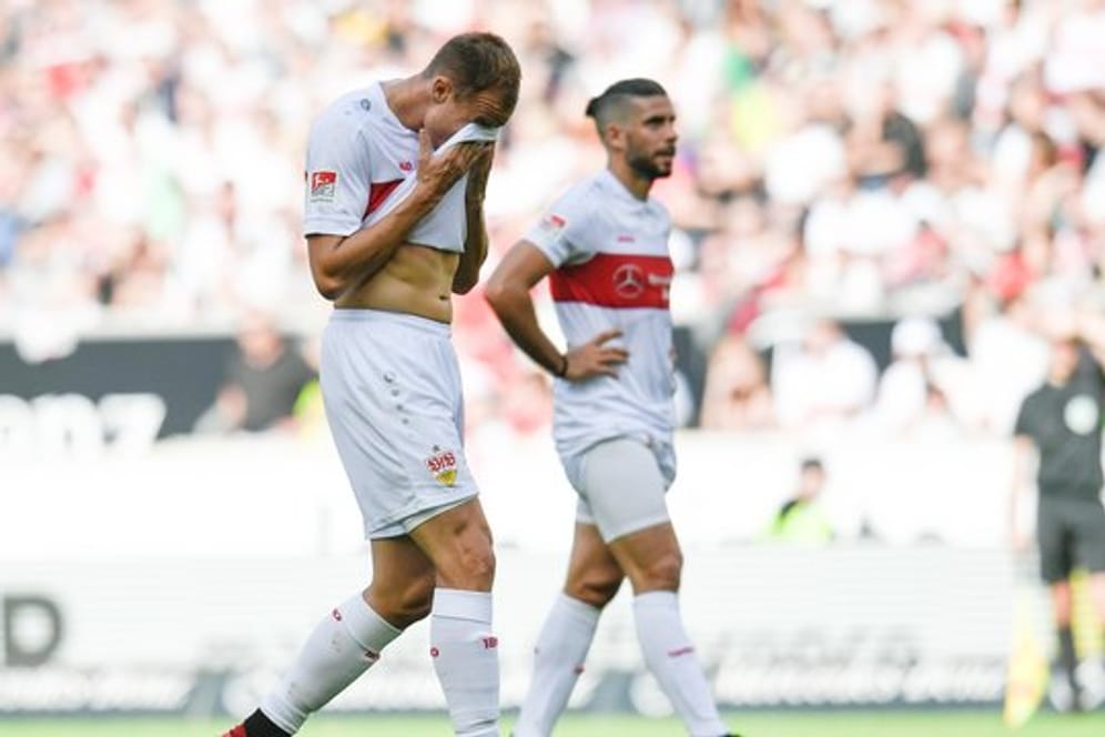Beschimpfte nach seiner Ampelkarte auch noch den Schiedsrichter: Stuttgarts Holger Badstuber (l).
