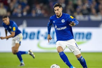 Schalkes Suat Serdar (r) fehlt seinem Team im Spiel gegen Hoffenheim.