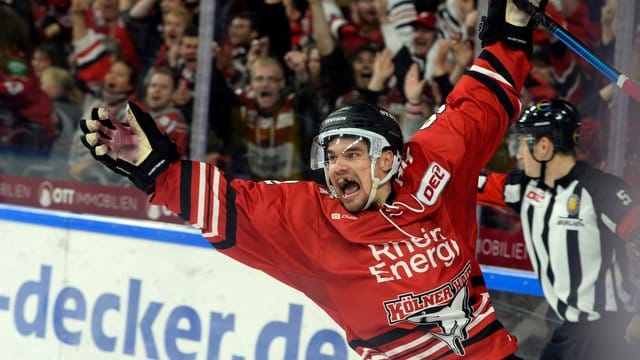 Haie Spieler Kevin Gagne jubelt über seinen Führungstreffer im Derby gegen Düsseldorf.