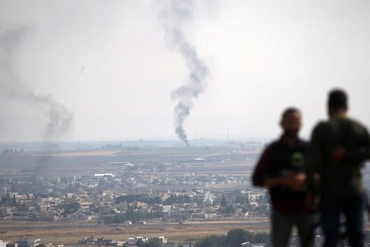 TV-Journalisten beobachten von einer Anhöhe auf der türkischen Seite der Grenze aus Rauch über dem nordsyrischen Ras al-Ayn.