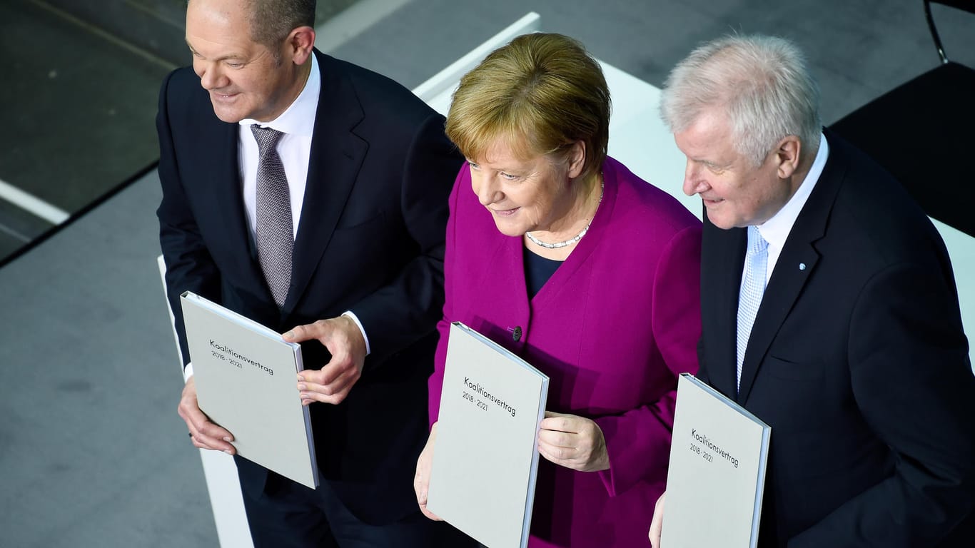 Berlin, 12. März 2018: Bundeskanzlerin Angela Merkel (CDU, M.), der CSU-Vorsitzende Horst Seehofer (r.) und der damalige kommissarische SPD-Vorsitzende Olaf Scholz präsentieren den aktuellen Koalitionsvertrag.