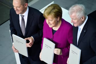 Berlin, 12. März 2018: Bundeskanzlerin Angela Merkel (CDU, M.), der CSU-Vorsitzende Horst Seehofer (r.) und der damalige kommissarische SPD-Vorsitzende Olaf Scholz präsentieren den aktuellen Koalitionsvertrag.
