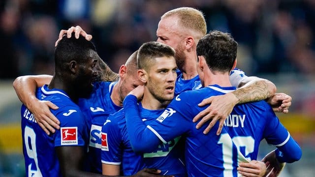 Die Spieler der TSG Hoffenheim gewinnen überraschend gegen Schalke 04. Die Spieler der TSG Hoffenheim gewinnen überraschend gegen Schalke 04.