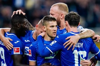 Die Spieler der TSG Hoffenheim gewinnen überraschend gegen Schalke 04.