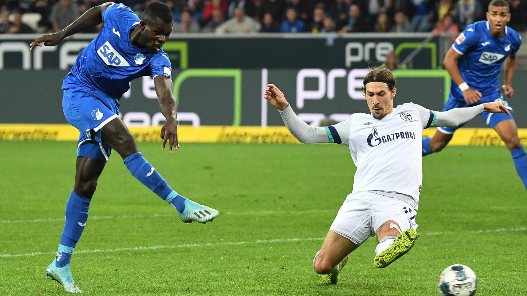 Hoffenheims Bester: Ihlas Bebou (l.) wurde gegen Schalke zum Matchwinner, erzielte einen Treffer selbst und bereitete einen weiteren vor. Hoffenheims Bester: Ihlas Bebou (l.) wurde gegen Schalke zum Matchwinner, erzielte einen Treffer selbst und bereitete einen weiteren vor.