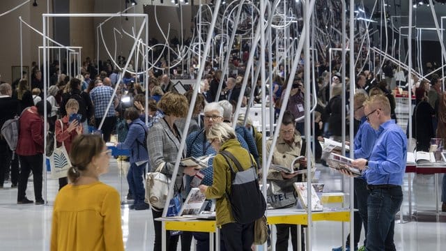 Besucher im norwegischen Pavillon.