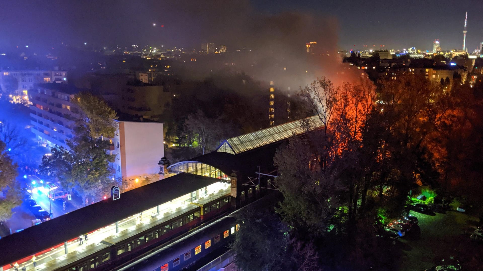 Brennender Sonderzug im Berliner S-Bahnhof Bellevue: Insgesamt befanden sich etwa 700 Fans des SC Freiburg an Bord des Zuges.