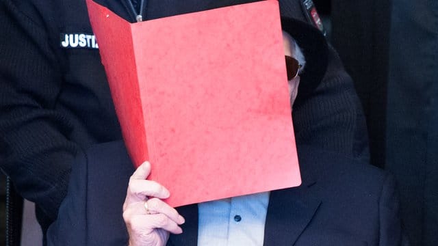 Der ehemalige SS-Wachmann des Konzentrationslagers Stutthof zum Prozessbeginn im Hamburger Landgericht. Der ehemalige SS-Wachmann des Konzentrationslagers Stutthof zum Prozessbeginn im Hamburger Landgericht.